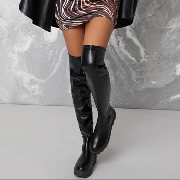 ARIANA! (Black) - Picture 3 of 5